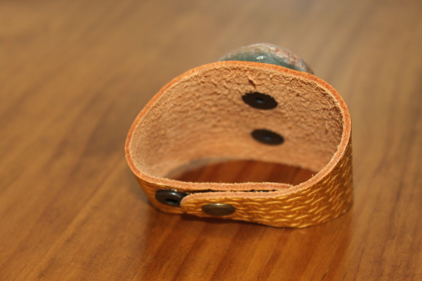Brazalete cadena dorada - ágata verde