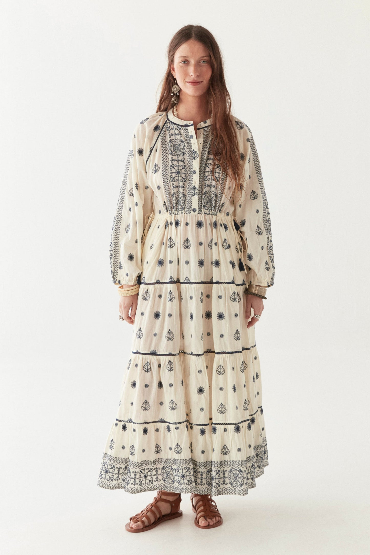 Vestido blanco bordado azul