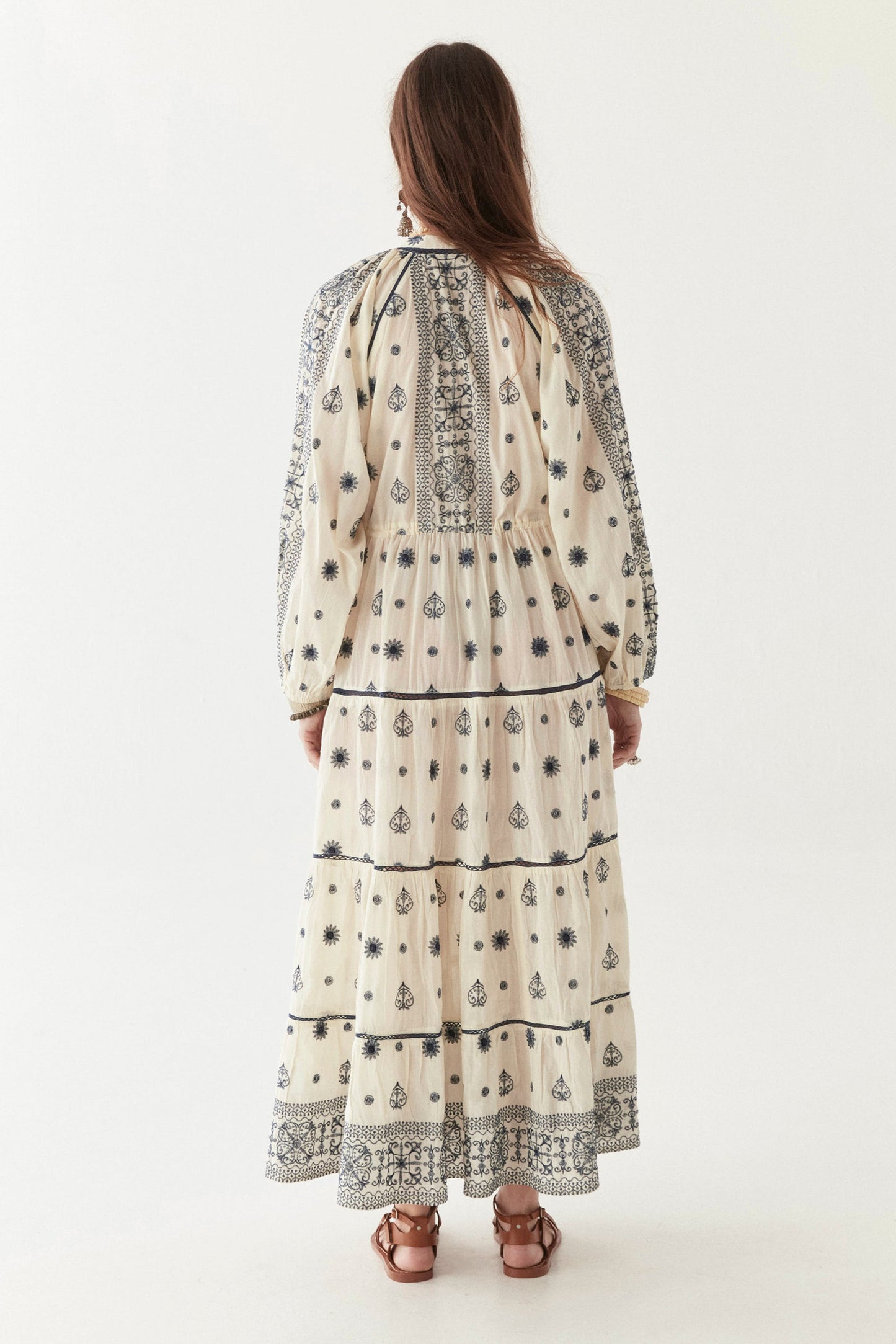 Vestido blanco bordado azul