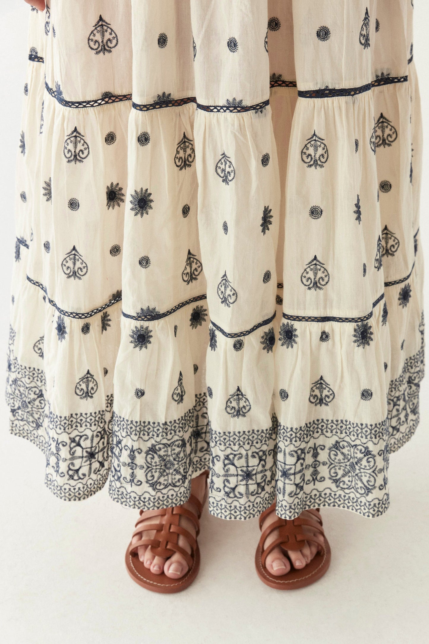 Vestido blanco bordado azul